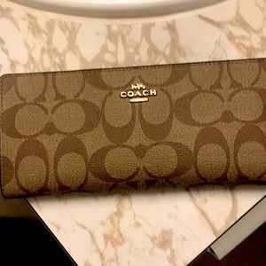 This is a coach wallet new never been used. It’s medium in size